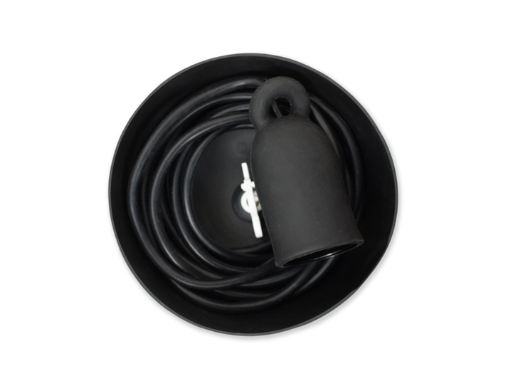 Ett svart lampupphäng i silikon för E27 lampor. CableCups takkopp ingår i lampan.
